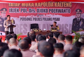 Kapolda Kalteng Irjen Pol Drs Djoko Poerwanto saat Sampaikan Arahan di Polres Pulpis.