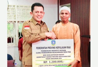 Gubernur Ansar secara simbolis saat Serahkan Bantuan Insentif Guru Pendidikan, Penyuluh Agama Non ASN & Pemuka Agama se Kota Batam 