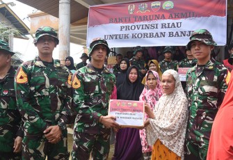 Taruna Akmil saat Giat Bakti Sosial Korban Banjir Desa Buluh China