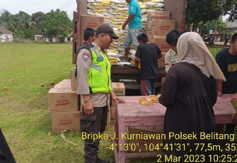 Bhabinktibmas Polres Oku Timur saat Monitoring Oprasi Pasar Murah