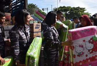 Anggota TNI AL saat Fasilitasi Bansos Korban Kebakaran Depo Plumpang