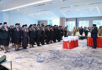 Wamendagri John Wempi Wetipo saat resmi melantik 34 anggota Majelis Rakyat Papua (MRP) Provinsi Papua periode 2023-2028 di Kantor Gubernur Papua, Jayapura, Selasa (7/11/2023).