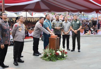 Panglima TNI Bersama Kapolri saat Meresmikan Monumen Jenderal Polisi Hoegeng Iman Santoso di Pekalongan, Jawa Tengah, Sabtu (11/11/2023).