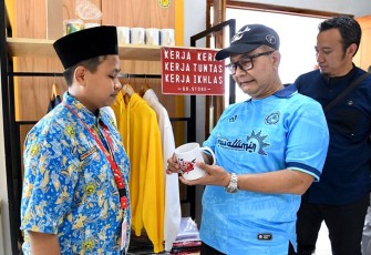  SesKemenkopUKM Arif Rahman Hakim usai menghadiri peresmian Mu’allimin Sports Center di Kampus Madrasah Mu’allimin Muhammadiyah Yogyakarta, Minggu (12/11).