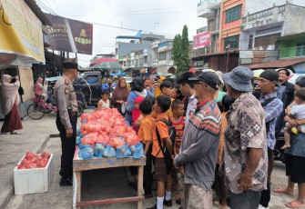 Polsek Sunggal menggelar kegiatan Jumat Barokah, berupa pembagian makanan gratis kepada masyarakat, Jumat (8/12/2023)