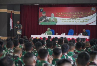 Danrem 121/ABW yang Baru saat Berikan Pengarahan ke Prajurit dan Persit beserta jajaran