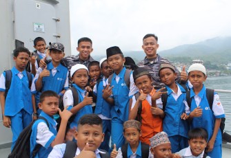 KRI Teluk Weda-526 saat Didatangi Ratusan Anak Sekolah di Jayapura