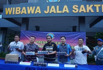 Konferensi Pers TNI AL Pam Obvitnas ASDP Merak dan Satgas Gurindam Sakti-23 Koarmada I, Pangkalan TNI AL (Lanal) Banten, Senin (13/03/2023).