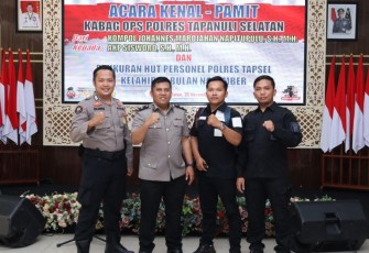 Kompol JM Napitupulu berfoto bersama dengan Plh Kasi Humas Polres Tapsel, Brigadir Erlangga Gautama Nasution, dan Tim usai upacara sertijab Kabag ops