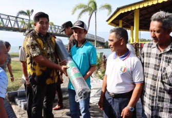 Nelayan saat Terima Hibah Alat Tangkap