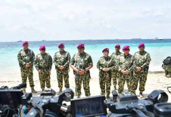 Penganugerahan warga kehormatan Korps Marinir di Pulau Damar, Selasa (24/01). 