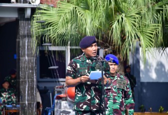 Danlanal Cilacap Kolonel Laut (P) Bambang Subeno memimpin jalannya Upacara Bendera tanggal 17 Nopember 2023