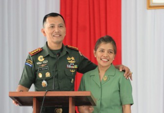 Dandim 1016 Palangka Raya, Kolonel Inf Frans Kishin Panjaitan, S.A.P., M.P.M., M.Han bersama Ketua Persit KCK Cabang XLII Dim 1016 Ny. Susan F.K. Panjaitan.
