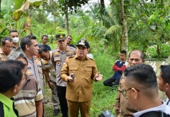 Bupati Batu Bara Ir.H.Zahir,M.AP saat meninjau lokasi yang merendam 5 unit rumah di Lingkungan VII, Kelurahan Lima Puluh Kota, Kecamatan Lima Puluh, Kabupaten Batu Bara, Selasa(14/03/2023).