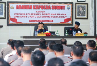 Kapolda Sumut, Irjen Pol Agung Setya Imam Effendi, saat memberi arahan kepada seluruh personel Polres Nias dan Nias Selatan, Selasa (3/10).