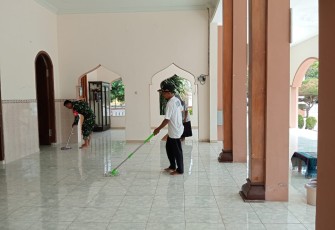 Serda Sumardi Kerja Bakti Bersihkan Masjid