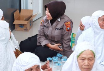 Sosok Polwan humanis, kali ini datang dari Brigadir Polres Tapanuli Selatan (Tapsel), Briptu Widya Soraya, yang tanpa ada sekat, membaur bersama orangtua jompo, di Pondok Pesantren (Ponpes) Nurul Falah Tamosu.