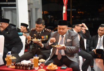 Bupati Tapanuli Selatan (Tapsel) Dolly Pasaribu dan Kapolres AKBP Imam Zamroni serta Forum Komunikasi Pimpinan Daerah (Forkopimda) terlihat kompak menikmati makan sate gerobak saat berada di atas panggung kehormatan disela acara malam penetapan waktu (Taptu) atau pawai obor dalam menyambut HUT Republik Indonesia Ke-78 di Adian Pardomuan Sipirok, Kecamatan setempat, Rabu (16/8) malam