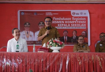 Wali Kota Bitung, Maurits Mantiri saat memberikan sambutan pada pembukaan assessment