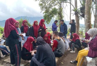 Puluhan Mahasiswa FKIP UMSB menggelar Kemah Bhakti di area camping ground Puncak Nyalo.