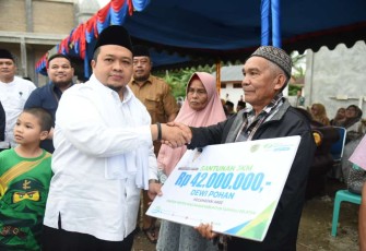 Bupati Dolly Pasaribu, menyerahkan santunan Jaminan Kematian Bagi Pekerja Rentan melalui Badan Penyelenggaraan Jaminan Sosial Ketenagakerjaan Tahun 2023, kepada Uba Ritonga dan Dewi Pohan.