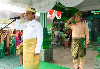 Gubernur Kepulauan Riau H. Ansar Ahmad saat bertindak sebagai inspektur upacara peringatan Hari Amal Bhakti Kementerian Agama RI Ke-77 di Kantor Kanwil Kemenag Kepri di Senggarang, Tanjungpinang, Selasa (03/01). 
