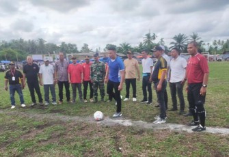 Kapolsek Kecamatan Pante Bidari Iptu Munawir, HRD tendang bola tanda dimulainya turnamen