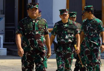 Komandan Puspenerbal Laksmana Muda TNI Dr.Imam Musani dan beberapa Pangkotama TNI AL bertolak dari Baseops Lanudal Juanda dengan menggunakan tiga Pesud TNl AL 