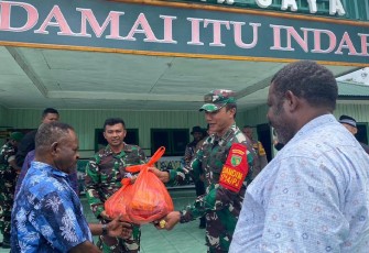 Dandim 1714/PJ, Letkol Inf. Irawan Setya Kusuma, saat penyerahan bingkisan sebagai tanda kasih Kodim 1714/PJ kepada para Tokoh.