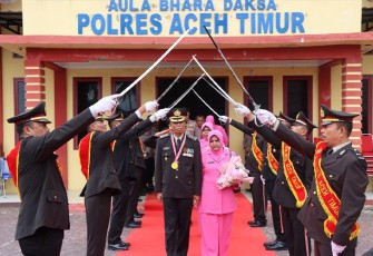 Dua Anggota Purna Bakti saat Dilepas Kapolres Aceh Timur Dengan Tradisi Gerbang Pora