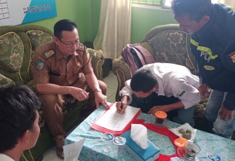 Bhabinkamtibmas saat Polsek Kampung Melayu "Problem Solver" Pelemparan Batu di Sekolah