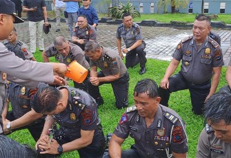 Kapolres Bitung saat memimpin tradisi kenaikan pangkat
