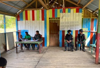 Satgas Yonif 143/TWEJ saat Hadiri Musyawarah Kampung di Pedalaman Papua