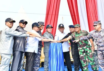 Gubernur Ansar saat Dampingi Kepala Bakamla RI Laksdya TNI Aan Kurnia Lakukan Ground Breaking Pembangunan Dermaga Bakamla di Batam 