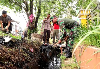 Danrem 121/ABW Tinjau Pelaksanaan Karya Bakti TNI Dengan Masyarakat 