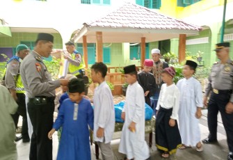 Kapolrestabes Medan, Kombes Pol Teddy Marbun melaksanakan jumat barokah di Jalan Mamiyai/Bromo, Kelurahan Tegal Sari Mandala III, Kecamatan Medan Area, Kota Medan, Jumat (22/12/2023)