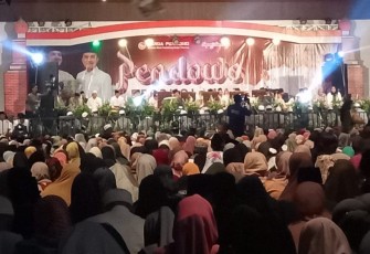 Suasana acara Pendowo Bersholawat bersama Habib Zaidan Bin Haidar Bin Zahya, di Gedung Kebudayaan Karanganyar, Senin (27/11/2023) malam