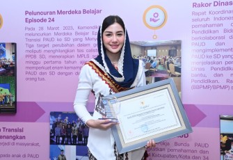 Novita Hardini, SE., ME., saat menerima anugerah Bunda PAUD Nasional Tahun 2023 dari Kemendikbud Ristek RI, di Mercure Hotel Ancol Ballroom, Rabu (8/11/2023)