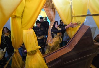 Wali Kota Tanjungpinang, Rahma bersama tokoh masyarakat Pulau Penyengat, sejarawan dan budayawan saat di Pulau Penyengat, Kota Tanjungpinang, Kepri, Kamis (5/1/2023). 