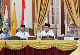 Gubernur Kepulauan Riau H. Ansar Ahmad saat memimpin Rapat Persiapan Pelaksanaan GTRA Summit Tahun 2023 di Gedung Daerah Tanjungpinang, Selasa (28/3).