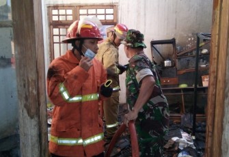 Babinsa Serda Suyanto dan Tim Damkar Menyelamatkan Rumah dari Kebakaran