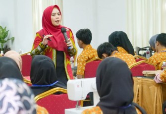 Ketua Dharma Wanita Persatuan Kabupaten Bintan Elyza Riani 