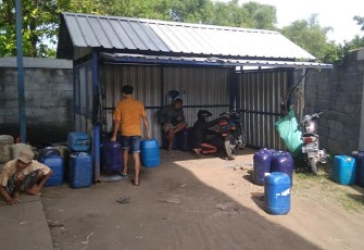 Pengangsu di SPBU 44.582.12 di kelurahan Tambakromo kecamatan Cepu saat mengetap pertalite di gudang Desa Mulyorejo.