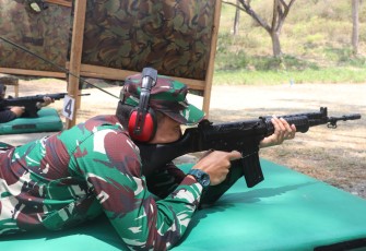 Dandim Bersama Anggota Kodim Tulungagung Latihan Menembak Senapan