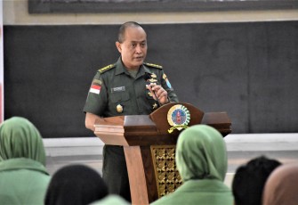 Komandan Korem 121/Abw Brigjen TNI Luqman Arief, S.I.P., melalui Kasrem 121/Abw Kolonel Inf Soelistyo Bawono, S.I.P., memberikan bantuan sembako dan santunan kepada para Veteran, Wakawuri dan yatim piatu Kabupaten Sintang