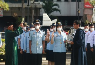 Prosesi pelantikan dan pengambilan sumpah jabatan yang digelar di lapangan Kantor Wilayah Kementerian Hukum dan HAM Banten.
