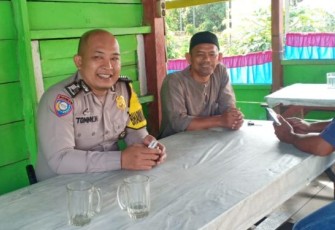 Bhabinkamtibmas Polres Tapsel, Bripka Tommy Harianto, SH.Saat sambang warga ke Desa Muaratais I, Kecamatan Angkola Muaratais
