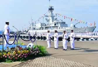 Upacara parade militer dengan Inspektur Upacara (Irup) Kepala Staf Angkatan Laut (Kasal) Laksamana TNI Dr. Muhammad Ali. Mengusung tema, “Armada RI Membangun Kekuatan Laut Nusantara Menuju Indonesia Maju,”  Komandan Kodiklatal (Dankodiklatal) Letjen TNI Marinir Nur Alamsyah didampingi Ketua Gabungan Jalasenastri Kodiklatal Ny. Ayu Nur Alamsyah mengikuti acara Puncak Peringatan Hari Armada Republik Indonesia Ke-78 di Komplek Satuan Koarmada I Pondok Dayung, Jakarta Utara.  Selasa (05/12/2023).