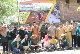 Dandim Trenggalek dan Wakil Bupati Dukung Gerakan Tanam Cepat Panen di Desa Pandean