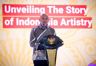 Menteri Koperasi dan UKM (MenKopUKM) Teten Masduki saat membuka acara Cerita Nusantara: Unveiling the Story of Indonesia Artistry di Jakarta, Selasa (28/11).